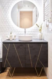 a bathroom with a sink and a mirror at El Balcón de Jauregui centro in Salamanca +12 photos