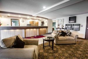 伦顿Clarion Inn Renton-Seattle的有两张沙发和一张桌子的客厅