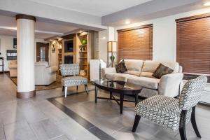 Clarion Inn Renton-Seattle的休息区