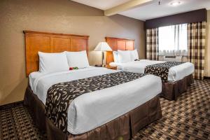 Clarion Inn Renton-Seattle客房内的一张或多张床位