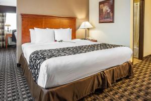 Clarion Inn Renton-Seattle客房内的一张或多张床位