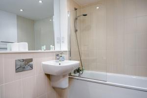 Ванная комната в GuestReady - Urban Living in Wimbledon