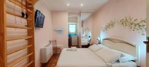 een kleine slaapkamer met een bed in een kamer bij Elisart Guest House in Alghero