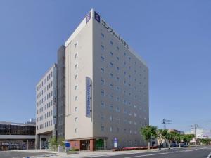 佐賀市にあるコンフォートホテル佐賀の市道の白い高い建物