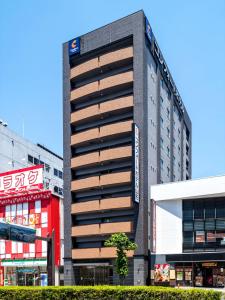 Ein hohes schwarzes Gebäude in einer Stadt in der Unterkunft Comfort Hotel Yamagata in Yamagata