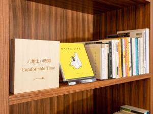 山口新山口康福酒店的书架上书本