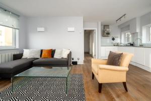 een woonkamer met een bank en 2 stoelen bij GuestReady - Central Living near Kensington Palace in Londen