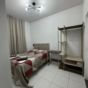 Schlafzimmer mit einem Bett und einem Deckenventilator in der Unterkunft Cantinho de paz in Santarém