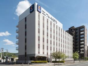 un edificio de oficinas con un cartel encima en Comfort Hotel Kitakami, en Kitakami