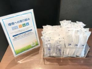 um grupo de garrafas de plástico sobre uma mesa ao lado de um sinal em Comfort Hotel Kitakami em Kitakami