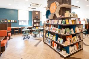 a library with bookshelves filled with books at Comfort Hotel Wakayama in Wakayama