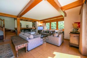 uma grande sala de estar com sofás e uma lareira em Chalet du Golf 618 - Happy Rentals em Chamonix-Mont-Blanc