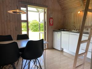 Kjøkken eller kjøkkenkrok på Asaa Camping & Cottages
