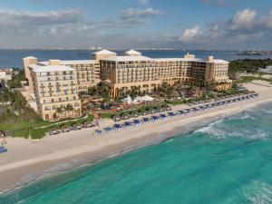 una vista aerea di un resort sulla spiaggia di Kempinski Hotel Cancun a Cancún