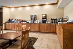 jadalnia ze stołem i kuchnią w obiekcie Country Inn & Suites by Radisson, St Peters, MO w mieście Saint Peters