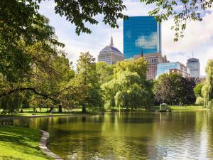 vista su un parco con lago e grattacieli di Fairmont Copley Plaza a Boston