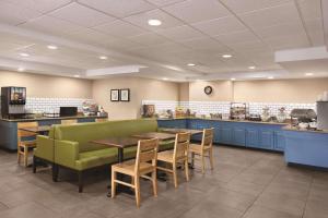 Ресторан / й інші заклади харчування у Country Inn & Suites by Radisson, Wytheville, VA