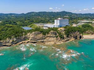 eine Luftansicht eines Resorts an einer felsigen Küste in der Unterkunft Grand Mercure Wakayama Minabe Resort & Spa in Minabe