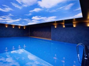 A piscina localizada em ibis Styles Istanbul Merter ou nos arredores