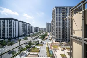 First Class 1BR Apartment in Dubai Hills - next to Dubai Hills Mall في دبي: اطلالة على شارع المدينة والمباني الطويلة