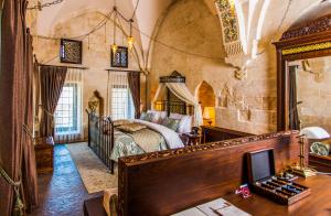 um quarto com uma cama e uma secretária num quarto em Mardius Tarihi Konak em Mardin