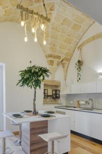 eine Küche mit einem Tisch und einer Topfpflanze darauf in der Unterkunft Guaceto apartment Luxury property with private pool on the terrace in Mesagne