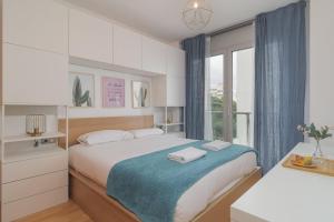 a bedroom with a bed and a window at GuestReady - Sant Adrià de Besòs Hideaway in Barcelona