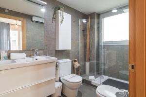 a bathroom with a toilet and a sink and a shower at GuestReady - Sant Adrià de Besòs Hideaway in Barcelona