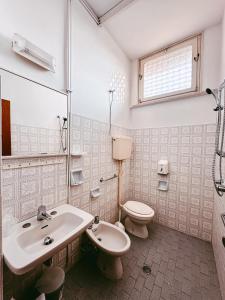 y baño con lavabo y aseo. en Hotel Paglierani - Nuova gestione 2024, en San Mauro a Mare