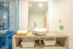 a bathroom with a sink and a mirror at GuestReady - Oasis Retreat in Tróia in Troia