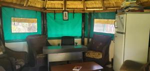 Habitación pequeña con mesa y sillas en tren en The Best Green Garden Guest House in Harare en Harare
