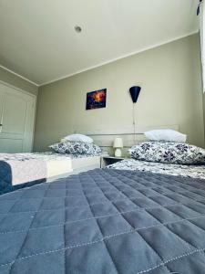 dos camas sentadas una al lado de la otra en un dormitorio en Willa Medom, en Władysławowo