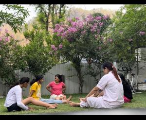 een groep vrouwen op het gras bij STAY SUKOON Best Resort in Rishikesh in Rishīkesh