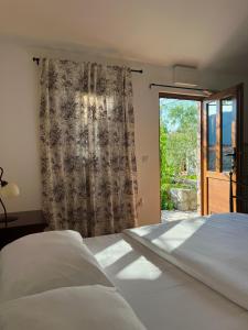 - une chambre avec un lit et une porte coulissante en verre dans l'établissement Hotel Opera Jaz, à Budva