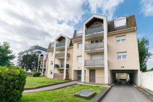 an apartment building with a yard in front of it at Cocon Coloré - Studio pour 2 30min de Paris in Chevilly-Larue