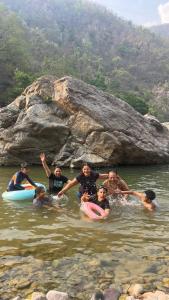 een groep mensen in het water bij STAY SUKOON Best Resort in Rishikesh in Rishīkesh