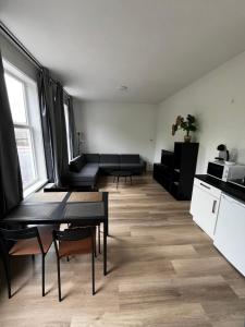 een woonkamer met een bank en een tafel bij Stays by ADM in Leiden