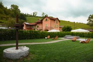 um quintal com cadeiras e uma casa ao fundo em Guest House I Vicini di Cesare em Castelnuovo