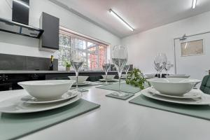 En restaurang eller annat matställe på Guest Homes - Chester House Retreat