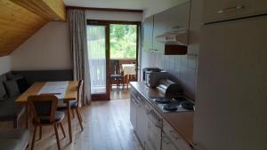 A kitchen or kitchenette at Ferienwohnung Johanna