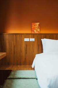 鹿港的住宿－東皋歇暝 Tang-ko Hioh-mî，一间卧室配有一张床,墙上有两个开关