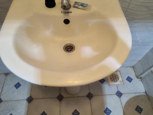Romantic 1Bedroom Gateway in Kinoo的一间浴室