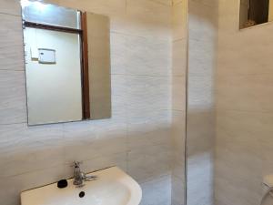 Romantic 1Bedroom Gateway in Kinoo的一间浴室
