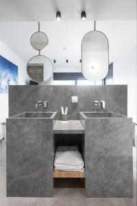 ネア・ローダにあるBlue Whisper Luxury Living Suitesの洗面台が2つと鏡が2つあるバスルーム +147枚の写真