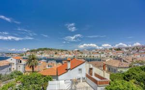 a view of a city with houses and the water at Alaburic rooms & apartment in Mali Lošinj