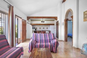 un soggiorno con un divano e un tavolo di Chalet Villa Ariza a Cadice