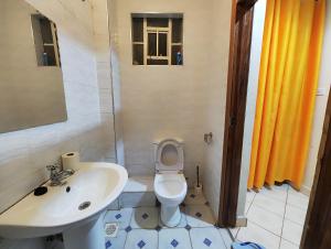 Romantic 1Bedroom Gateway in Kinoo的一间浴室