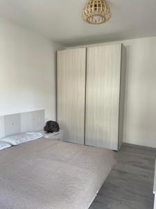 ein Schlafzimmer mit einem großen Bett und einem Kronleuchter in der Unterkunft Casa Viki in Pietra Ligure