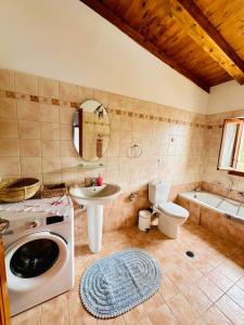 y baño con lavabo y lavadora. en Deep Blue Villas, en Vasilikos