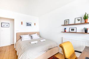Tempat tidur dalam kamar di GuestReady - High-Rise Haven with Attractive Views
